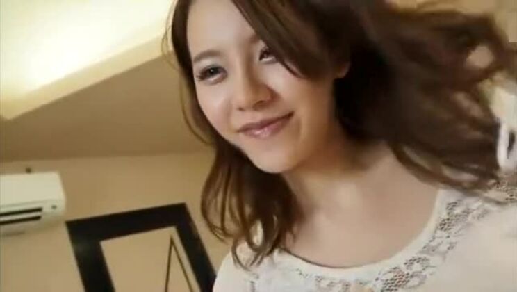 HERMOSA MUJER JAPONESA CON MASCARILLA QUIRÚRGICA CHUPA UNA POLLA BAJO LA MASCARILLA