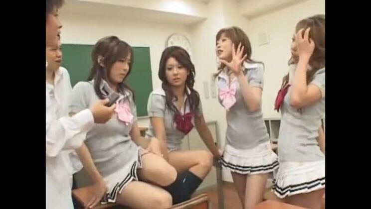 Las mejores chicas japonesas: Ruru Yuki, Rio Hamasaki y Ai Kawamoto en Horny Toys, video JAV con eyaculación facial.