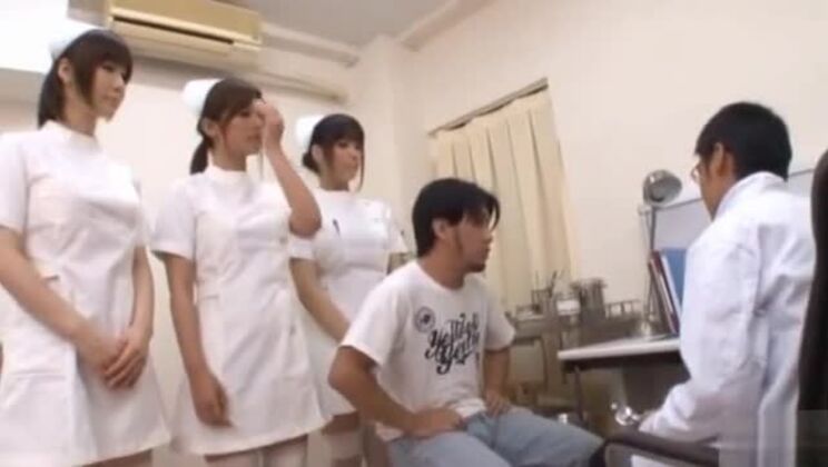 Chica japonesa caliente en la estación de sexo