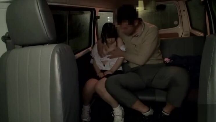 Una adorable joven prostituta japonesa participa en una increíble escena de sexo oral en público.