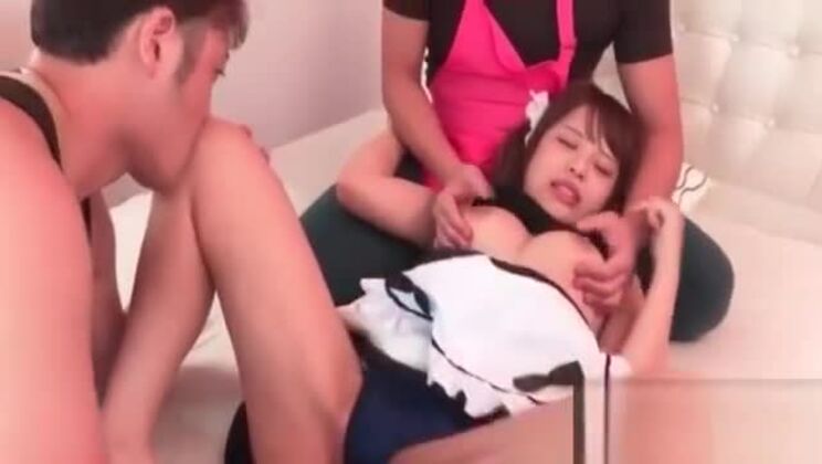 Yuuka Kaede fue penetrada con los dedos y obligada a chupar polla.