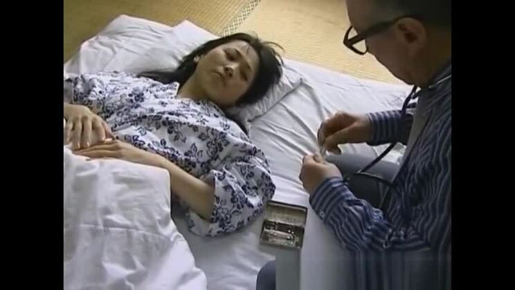 Una atractiva chica asiática tiene sexo maduro parte 3