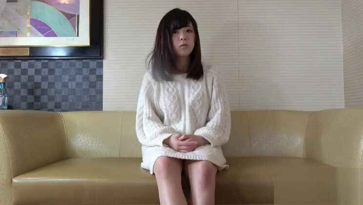 Una linda adolescente japonesa folla y eyacula dentro.