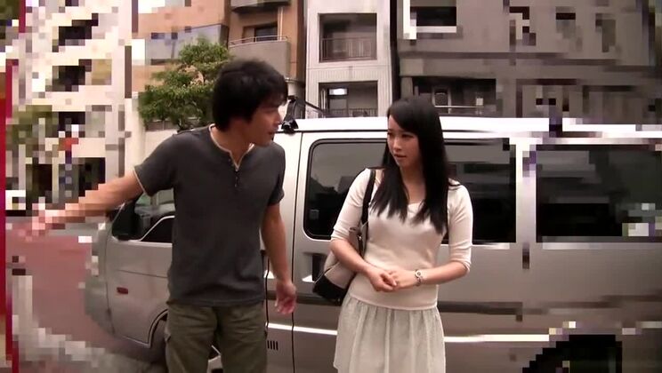 Una traviesa MILF asiática disfruta del sexo en el coche y de las felaciones.