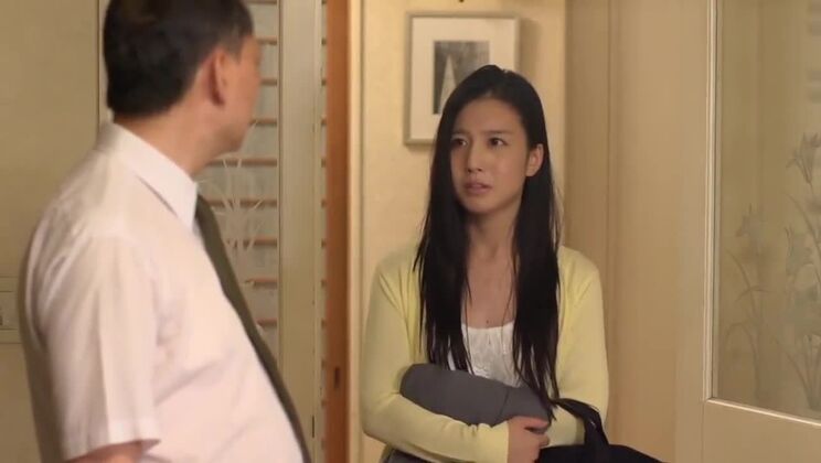 Gran chica japonesa en una escena salvaje de JAV, mira el programa.