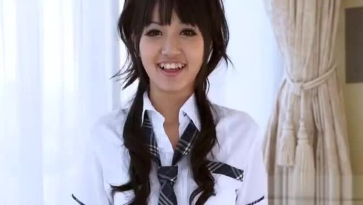 Una adolescente se moja el coño con dos pollas.