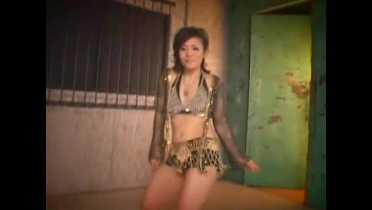 La loca zorra japonesa Konomi Takahara en una película JAV de cunnilingus y masturbación.