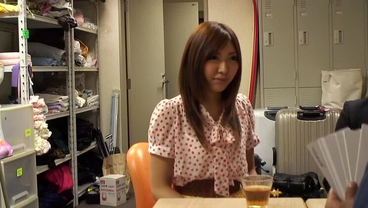 La puta japonesa más sexy en una escena de sexo oral exótico y porno japonés para adolescentes.