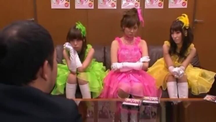 Una zorra japonesa loca en un vídeo JAV esclavizará tu mente.