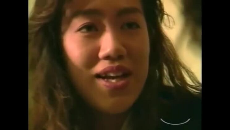 2 chicas asiáticas viendo porno besándose, chupándose los pezones, lamiéndose los coños en la posición 69 en el suelo del cuarto.