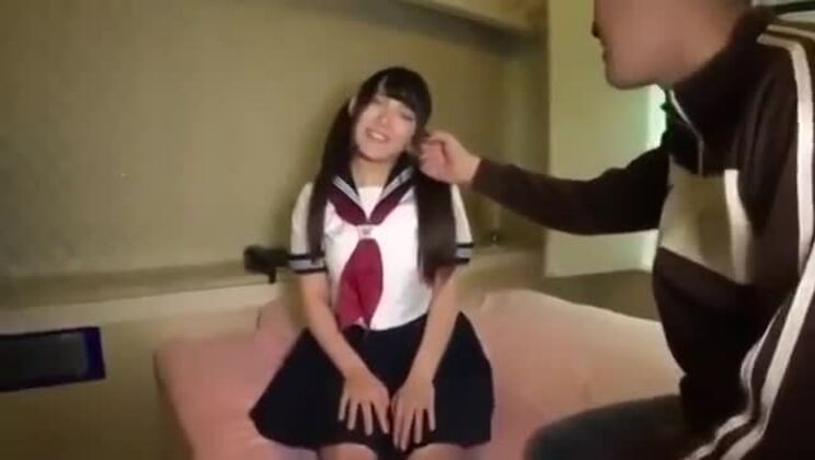 Adolescente asiática pervertida y sus juguetes sexuales