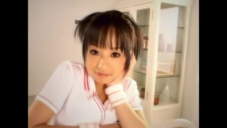 La fabulosa puta japonesa Hazuki Okita en una increíble escena de sexo oral y eyaculación en una película porno japonesa.