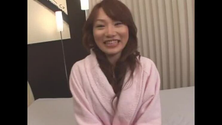 Fabulosa modelo japonesa en un increíble trío, vídeo JAV de masturbación/onanii.