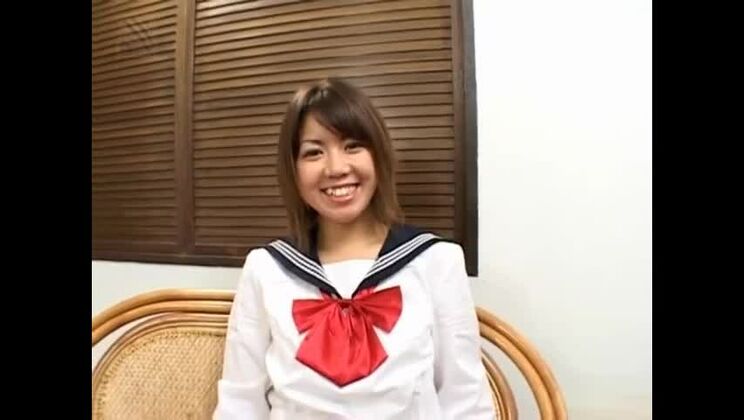 La sexy adolescente Ai Kazumi se masturba y chupa una polla hasta que eyacula.