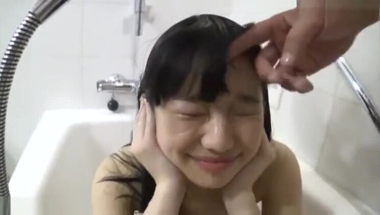 Chica linda y sonriente ama el gran pene de papá