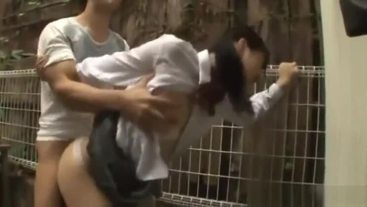 La chica japonesa más sexy en la película JAV de tetas pequeñas salvajes, mira el programa.