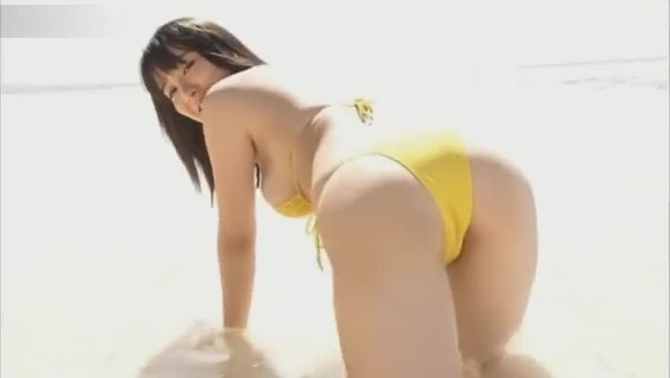Modelo japonesa en bikini sin desnudos ni sexo