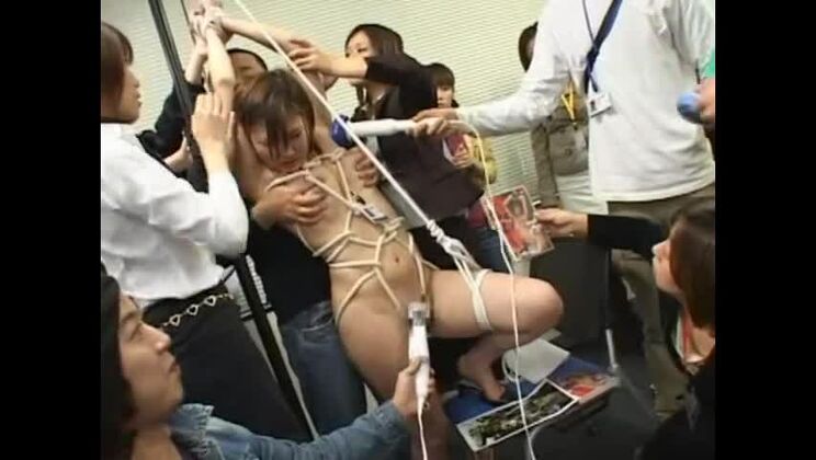 La alocada japonesa Mika Nakajou, Misaki Asoh y Aya Sakuraba en una escena JAV de una secretaria fabulosa.