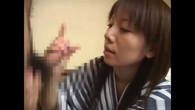 Esposa japonesa infiel subtitulada le hace una felación a un actor