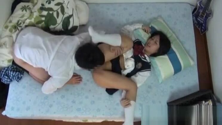 Sexo hardcore con una adolescente asiática muy apretada