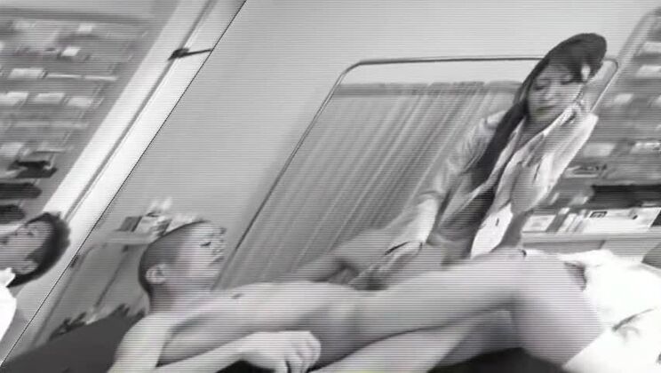 La exótica chica japonesa Kokomi Sakura en la película JAV más caliente de masturbación y medias.