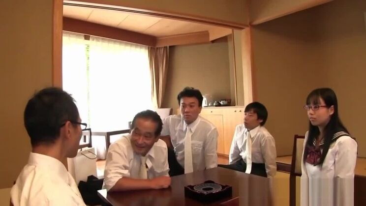 Facial a una adolescente asiática de grandes tetas