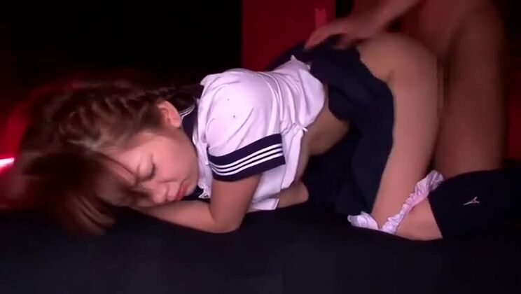 Chica japonesa tímida de escuela follada en su coño virgen