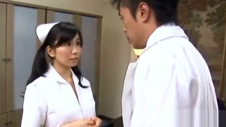 Enfermera asiática haciendo una felación