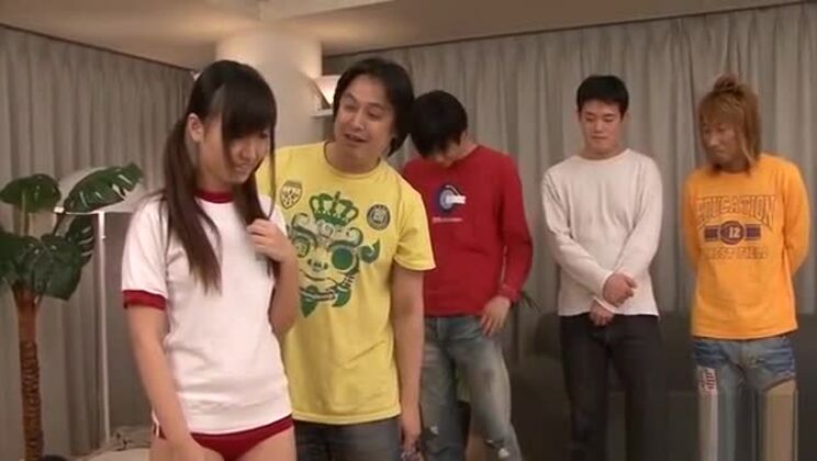 A este adolescente le encanta chupar dos pollas.