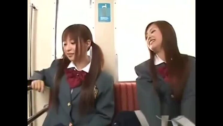 Una colegiala se besa mientras le frotan los pechos y le chupan los pezones.