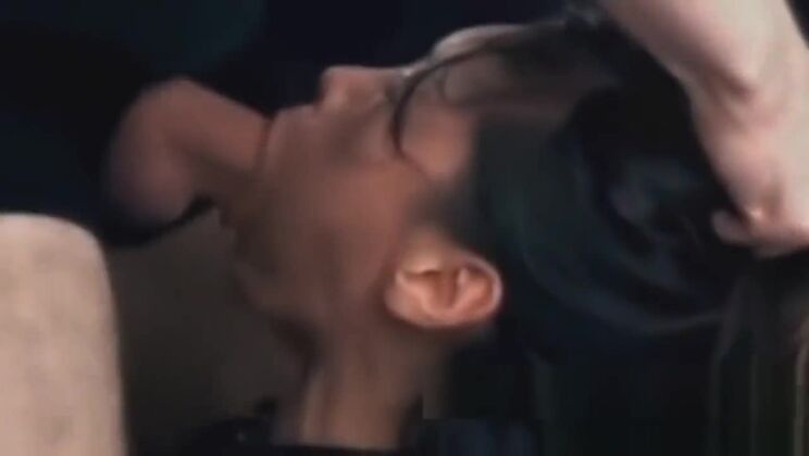 Adolescente asiática sumisa rellena en la linda boca