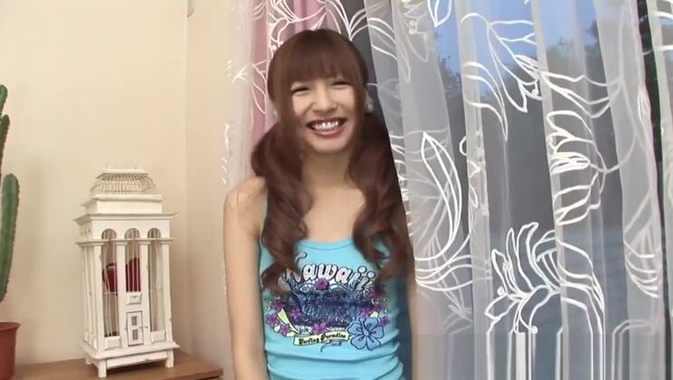 Una adolescente japonesa se inclina para ser follada.