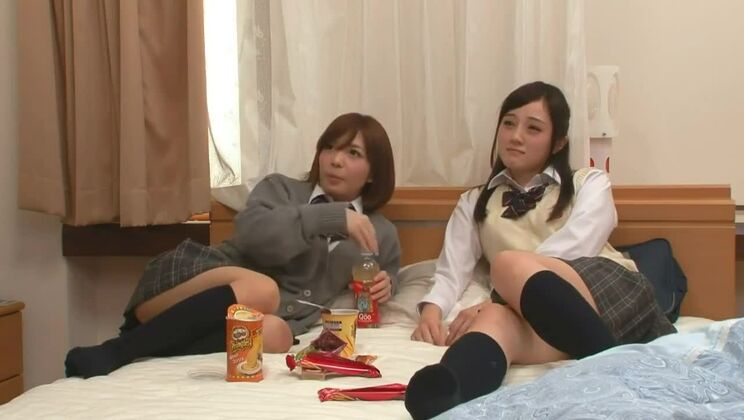 Alumnas japonesas se excitan sexualmente al ver un vídeo pornográfico 02