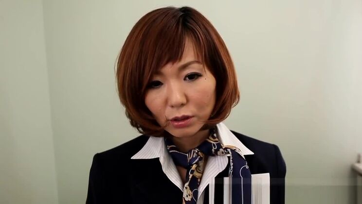 La madura Sayuri Kotose juega sola con un juguete anal en el inodoro.