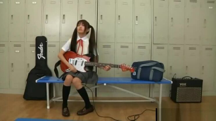 Una colegiala japonesa recibe un lametón en la oreja por parte de su profesor.