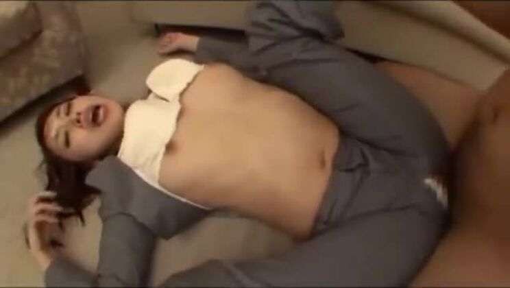 Una oficinista con el culo en los pantalones fue follada mientras muchos tíos se corrían en su cara y boca sobre la alfombra del hotel.