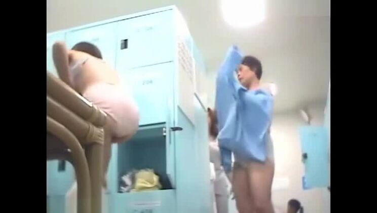 Voyeurismo con cámara de mano amateur en el baño