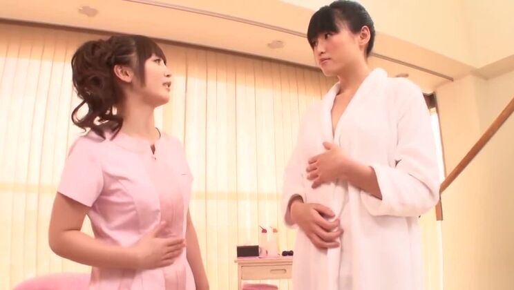 La deslumbrante lesbiana asiática Fuuka Nanasaki disfruta de su amiga.