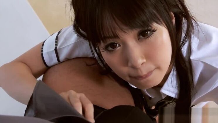 Una adolescente asiática disfruta del sexo oral profundo.