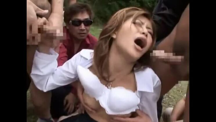 Increíble prostituta japonesa en el mejor vídeo JAV de sexo grupal al aire libre.