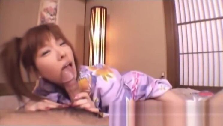 Una colegiala japonesa fue follada duramente y le hizo una felación.