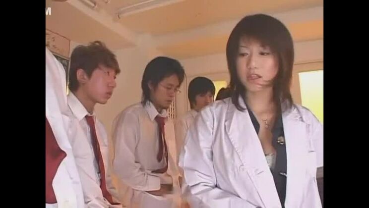 La mejor puta japonesa Momo Takai en el vídeo JAV amateur más caliente de orgías.