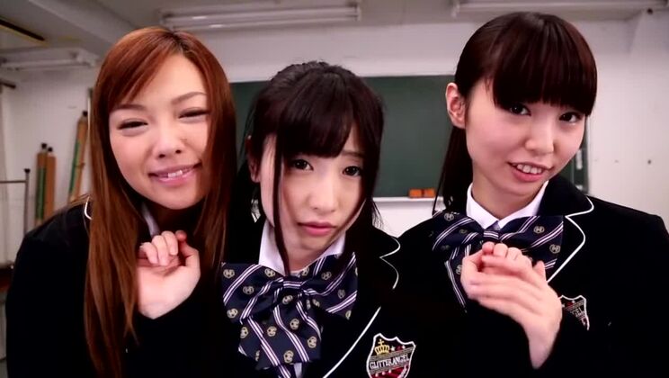 La increíble chica japonesa Ayumu Sena en la fabulosa película JAV censurada de tetas pequeñas y tríos.