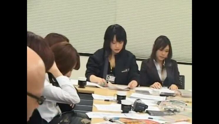 La loca prostituta japonesa Aya Sakuraba, Misaki Asoh, Mika Nakajou en la escena JAV de la secretaria cachonda y la masturbación.