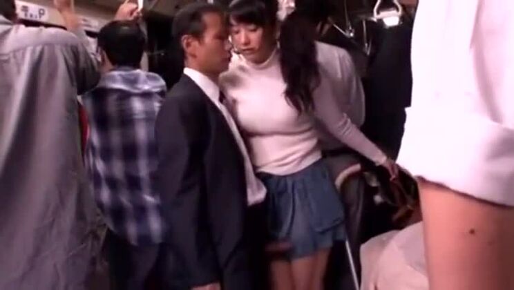 Una colegiala fue manoseada y violada en un tren.