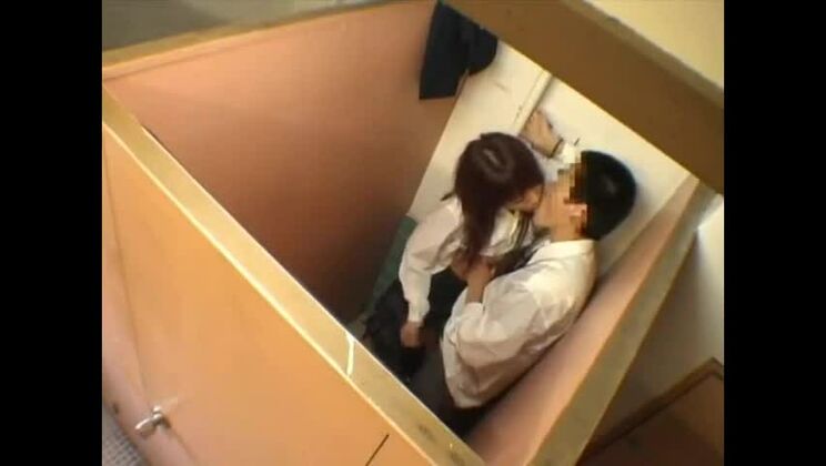 Colegialas japonesas 02 - Masturbaciones en serie en los baños