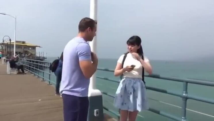 Turistas japoneses visitan Hawái y disfrutan de un gran pene blanco.