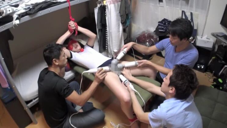 La mejor chica japonesa en el vídeo JAV de fetiches y sexo en grupo más caliente.