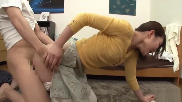 La hermanastra ayuda a limpiar con su trasero redondo y sus pechos voluptuosos.