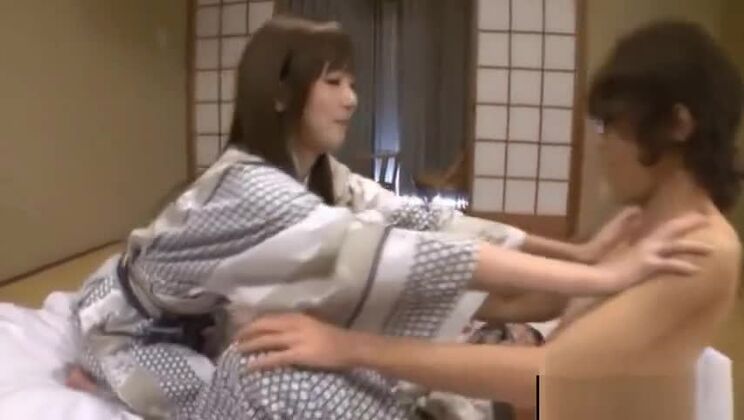 Una linda chica asiática lamiendo el cuerpo de un hombre.